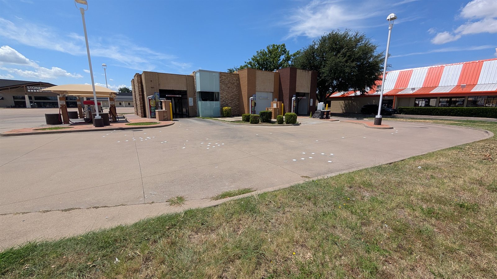 Lone Star Liberty Wash facility on US Hwy 377 in Granbury, Texas — three wash bays with self-service vacuum stalls under canopy